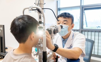 暑假收尾青少年視力告急，開學季眼科迎“配鏡熱、摘鏡潮”